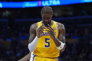 2次犯规了！艾顿首节出战7分钟 3投全进拿到7分2助1断