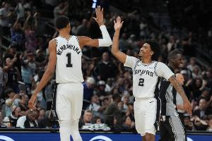 这个组合稳了！文班+哈珀同时在场 进攻效率联盟第4 防守效率第1