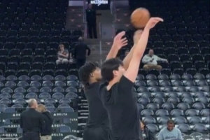 练起来！杨瀚森赛前和夏普一起进行三分投篮热身