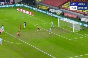 胡荷韬破门，但裁判认定河南队手球在先进球无效，判给蓉城定位球