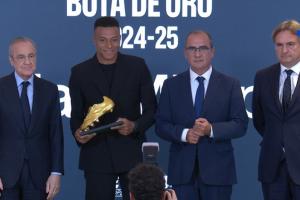 生涯首次获选！姆巴佩领取24-25赛季欧洲金靴，皇马全队到场支持