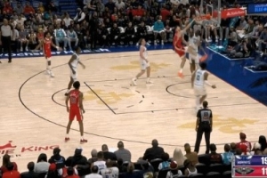 这球真漂亮！马特科维奇转身突破 单臂抡圆了隔扣赛恩-詹姆斯！