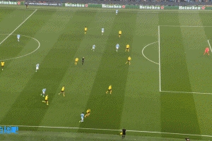 颇具威胁！福登弧顶处劲射被门将扑出，萨维尼奥跟进的补射打高