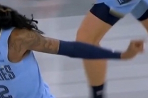 侮辱性极强！莫兰特被打强吃拉塞尔得分 随后比“你太小了”手势