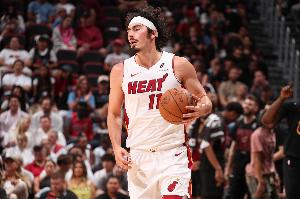 这赛季打真好！哈克斯15中8全面砍下18分8板9助2帽 正负值+18！