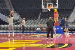 勇记：巴特勒进行了赛前投篮训练 因下背部酸痛仍被列为出战成疑