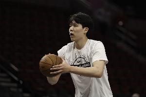 里斯的轮换次序目前已排到罗威的前面 小杨还需要再耐心等待机会