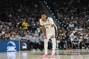 手感不够助攻来凑！卡斯尔半场三分5中0拿6分8助0失误