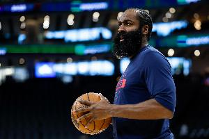 腿软兮兮！哈登赛季场均4.6板 今天的比赛一个篮板都没抢到