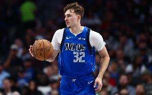 本赛季当弗拉格在场时独行侠进攻效率仅97.8 下场后飙升至109.4