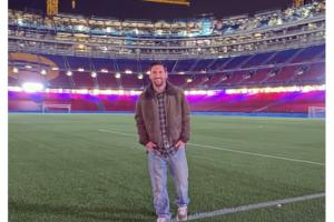 巴萨官方晒梅西参观诺坎普照片：随时欢迎你回家，里奥！