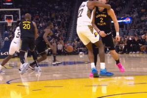 这动作有点大！以赛亚-杰克逊锁喉搂倒波杰姆 被追加一级恶意