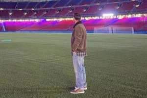 记者：梅西不想让拉波尔塔利用他的形象，造访前没通知任何人