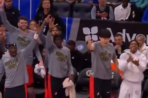 又坐到第一排了！罗威飚中三分 杨瀚森与队友们开心庆祝