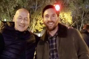 这不是老梅吗？梅西夜访诺坎普漫步街头，网友碰巧撞见与其合影