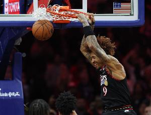 补篮准绝杀！乌布雷11中5拿到12分7板 罚球2中2