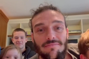 其乐融融！安迪·卡罗尔社媒晒孩子们为他剃胡子视频