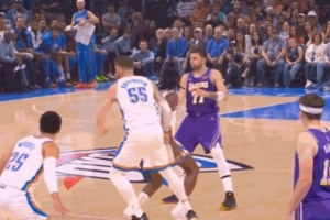 这球巧妙！东契奇晃动点起两人 击地妙传给艾顿喂饼