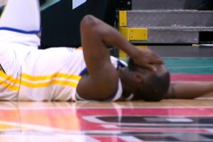 妹写反！文班甩手打到追梦面部 裁判吹罚进攻犯规！