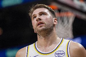 霍里：东契奇投篮选择不好 常顶着3人投&应该多传球