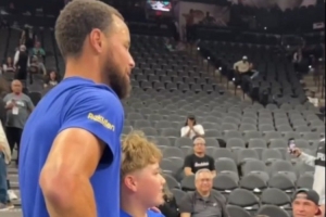 库里为小球迷的晚安假肢签名 小球迷称库里是他最喜欢的球员