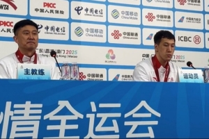 杜润旺：去杜锋指导房间开会 看他床头放很多药 教练组确实不容易