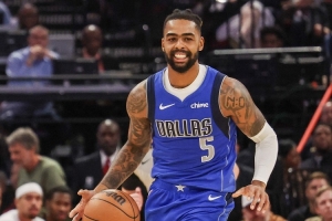 你也不舒服了？拉塞尔次节返回更衣室 本场独行侠第2人