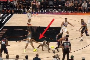 雪上加霜！内史密斯横移时踩到厄尔脚踝 疼得直打滚&被抬回更衣室