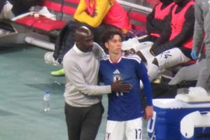 意外造成对方重伤！田中碧在被换下后立即找到加纳队主帅致歉