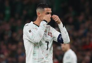 C罗为何比哭泣手势？爱尔兰主帅赛前：他控制了裁判的判罚