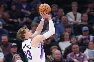 苦苦支撑！马尔卡宁半场15中10独得25分 三分7中3