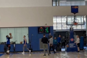 目前归期未定！艾维手术后首次进行投篮训练 底角三分6中3