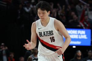 篮板有进步！杨瀚森死死卡位收板 本场个人第10板了！