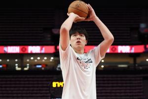 下半场净胜24分杨瀚森G联盟首秀先抑后扬砍8分13板4助1断1帽