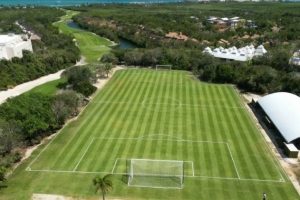 RMC：墨西哥一处为世界杯提供的训练场遭吐槽，球场竟然缺了一角