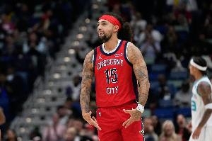 很顽强！阿尔瓦拉多追身三分命中 鹈鹕末节8-0打停湖人