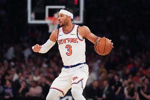 像谁？哈特突破急停晃飞防守 转身跳投准压哨稳稳命中