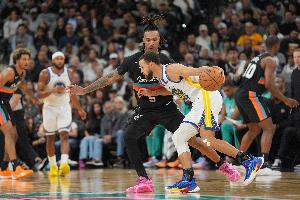 库里：都在看我的数据栏 但是队友们让我们赢的&他们都懂赢球细节