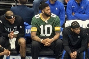 已经连续9场缺席！浓眉坐在板凳席 身穿NFL绿湾包装工球衣观战