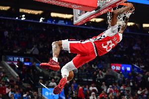 希望没事啊！小德里克·琼斯被杰伦·布朗扑倒 被搀扶回更衣室