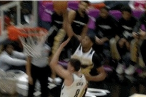 平地起惊雷！库利巴利杀进内线 腾空暴起力压防守单臂灌筐