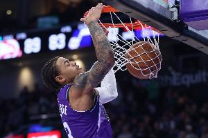 没有三加时了！基昂特·乔治顶着两人干拔超远三分绝杀公牛！