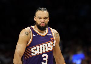 主攻手！狄龙上半场12中5&罚球3中3 砍下两队最高的14分