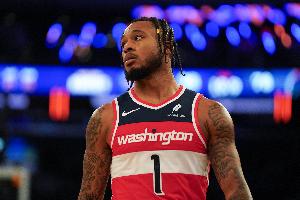 外线开炮！惠特摩尔持球单打 撤步三分正中靶心