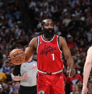 虽迟但到！哈登晃晕普理查德抛投得手 随后再中三分迫近比分