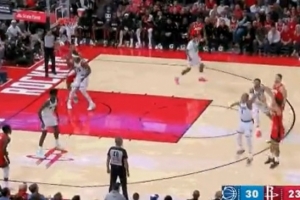 投开心了！谢泼德超远三分命中 一边退防一边咧嘴笑