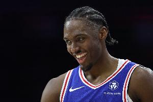 大心脏！马克西超远三分出手洞穿篮心 帮助76人扩大优势