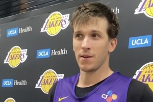 里夫斯：詹姆斯在训练中依旧活力满满 他能回来感觉很棒