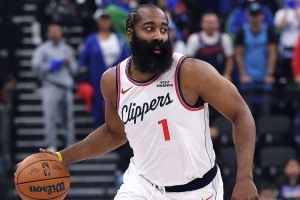 不容易！哈登突破上篮打破个人下半场得分荒 此前已6投不中