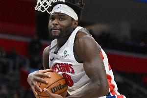 高流量打法！斯图尔特恶犯&犯满&火锅&三分全都有 拿到10分2板5帽